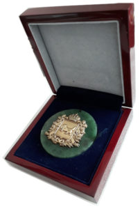 Медаль из нефрита с стикером "Герб иркутской области" в лакированной коробочке