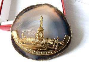 Магнит на срезе Агата с металлическим изображением "Виды Иркутска" Памятник Александру III