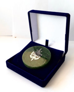 Медаль из нефрита в бархатном футляре с металлостикером "Почетный сотрудник МВД"