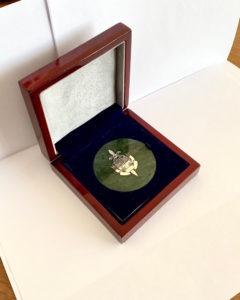 Медаль из нефрита в деревянном футляре с металлостикером "Почетный сотрудник МВД"